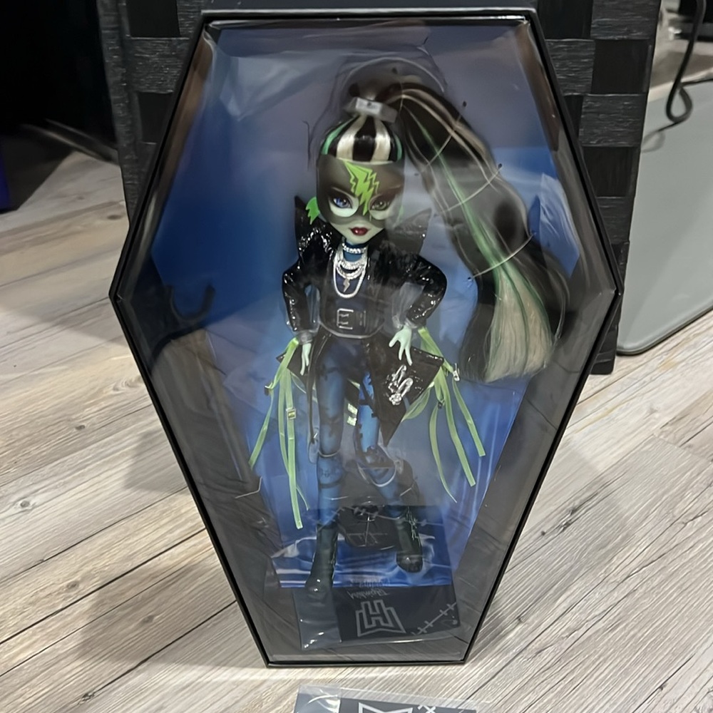 MATTEL MONSTER HIGH MIDNIGHT RUNWAY DOLL - Picture 2 of 6
